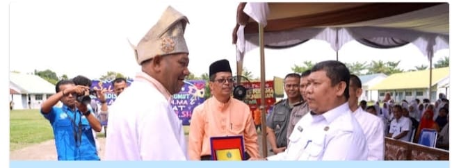 Syah Afandin Serahkan Beasiswa & Letakan Batu Pertama Pembangunan Lap. Futsal SMAN 1 Hinai