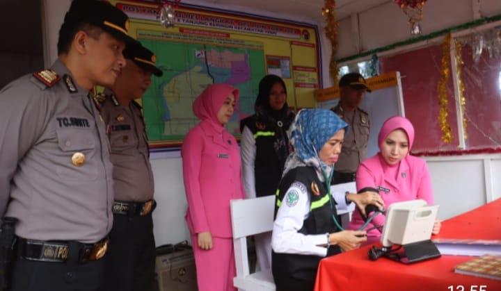 Kapolres dan Ketua Bhayangkari Cabang Langkat berikan bingkisan kepada petugas POS YAN LILIN 2023