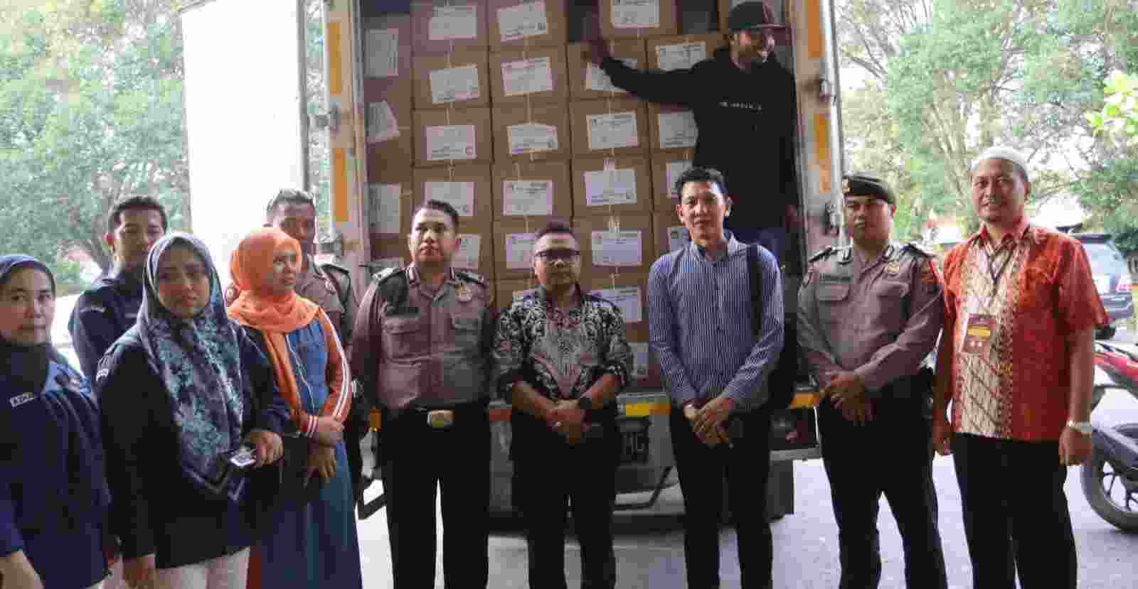 Polres Langkat lakukan Pengamanan pendistribusian Logistik Pemilu 2024 KPU Kabupaten Langkat.