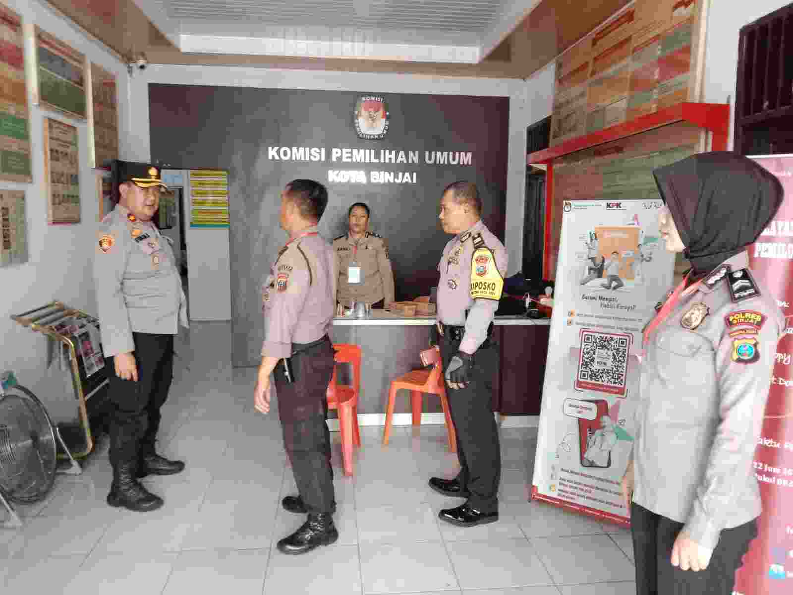 Waka Polres Binjai Cek Kesiapan Personil dalam rangka Pengamanan di kantor KPU dan Pelipatan Surat Suara di Aula KPU Binjai