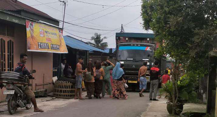 KISRUH ANTARA MASYARAKAT JALAN KENDURI DENGAN UD. ANUGERAH MANDIRI INTI NUSANTARA TAK KUNJUNG SELESAI