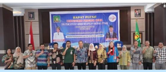 Mewakili Plt. Bupati Langkat, Sekda Amril membuka rapat pleno penyusunan program kerja TPKAD Kabupaten Langkat