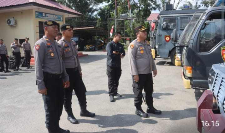 Menjelang tahapan Pungut Suara Pemilu 2024, Kapolres Langkat cek kesiapan Kendaraan Dinas dan Personel Dalmas.