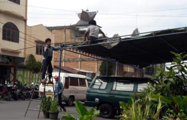 Panitia Pelaksana Pemilu hari ini Sibuk Masang Tenda di Setiap Kelurahan