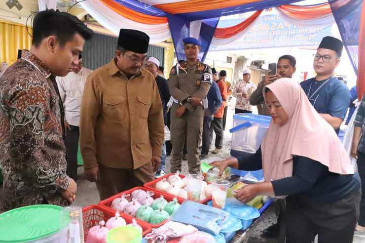 Bupati Anwar Sadat Tanjab Barat membuka Pasar Beduk Ramadhan 1445 H 2024   