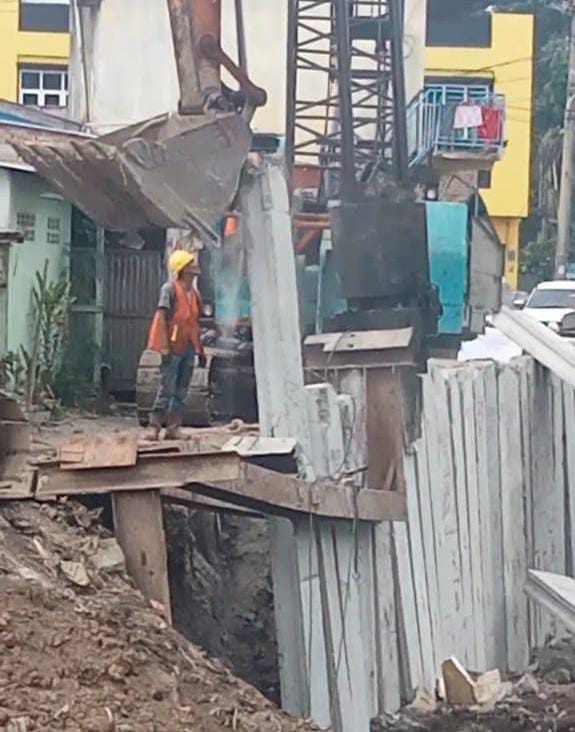 SUDAH TIGA BULAN RUMAH WARGA RETAK-RETAK AKIBAT PEMBANGUNAN TANGGUL BANJIR DI LINGKUNGAN 1 SEI AGUL MEDAN