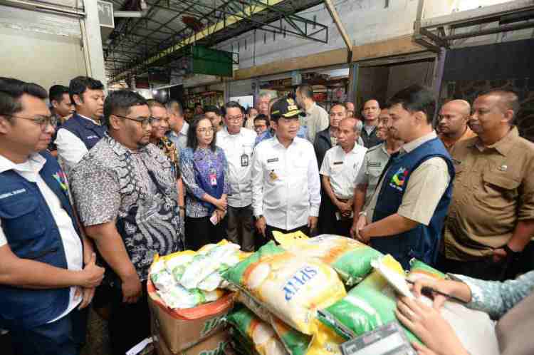 Tinjau Pasar Sei Sikambing Jelang Lebaran, Pj Gubernur Sumut: Masyarakat Jangan Panik dan Tetap Belanja dengan Bijak