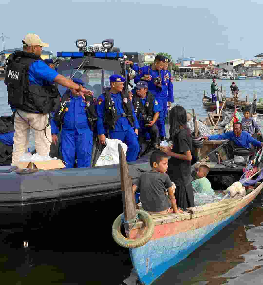 Ditpolairud Poldasu Bersama HNSI Medan Bagikan Sembako Dan Takjil