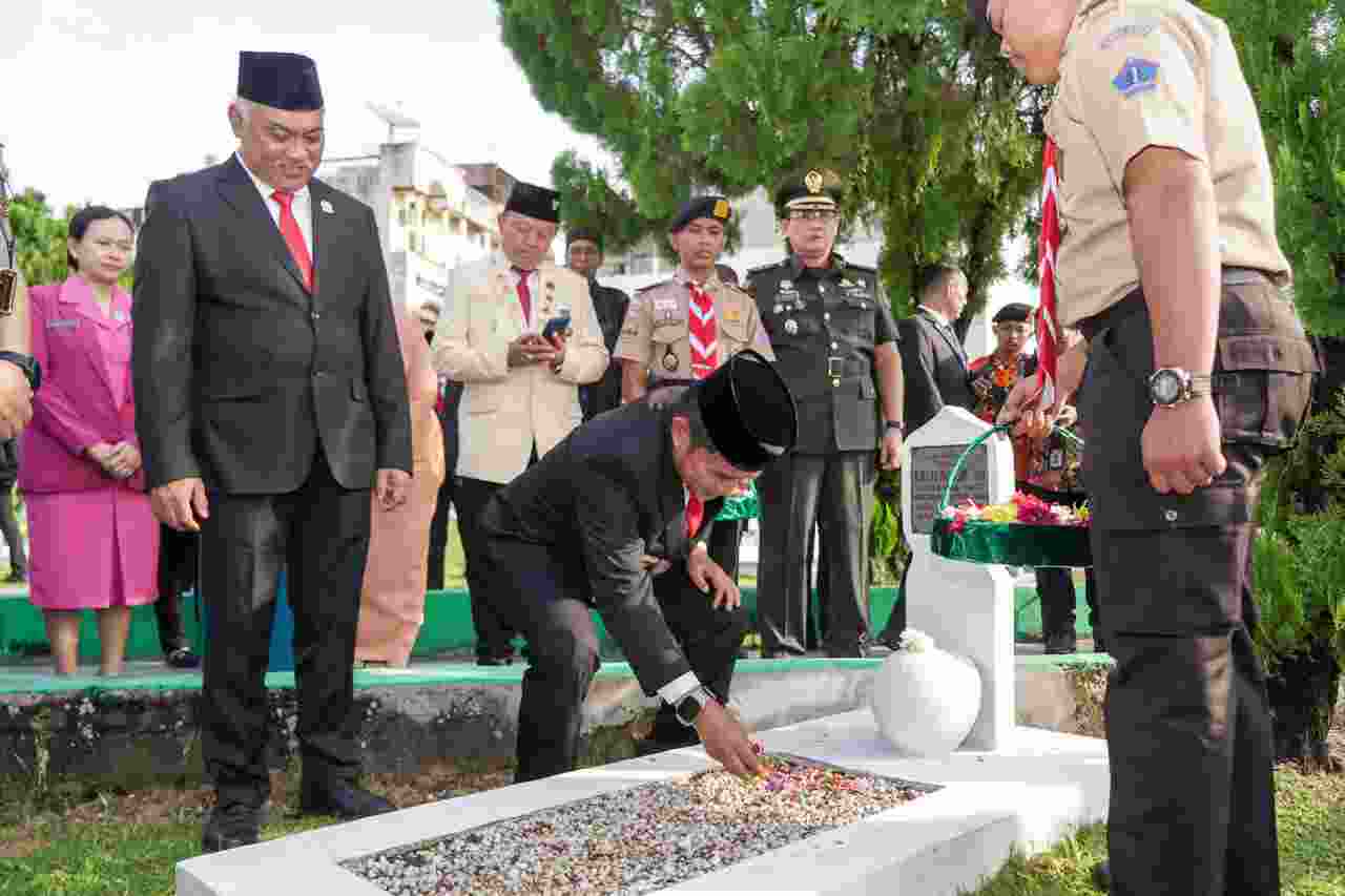 Ziarah ke Makam Pemimpin Terdahulu, Pj Gubernur Hassanudin Berharap HUT ke-76 Bawa Sumut Lebih Hebat