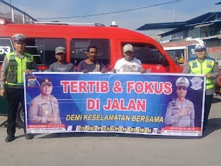 Sat Lantas Polres Pelabuhan Belawan Laksanakan Sosialisasi Kamseltibcar Lantas Kepada Supir Angkot di Terminal Gabion