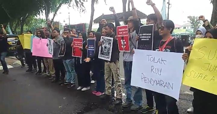 Ratusan Elemen Jurnalis Kota Medan Geruduk Kantor DPRD Sumut, Tolak RUU Penyiaran