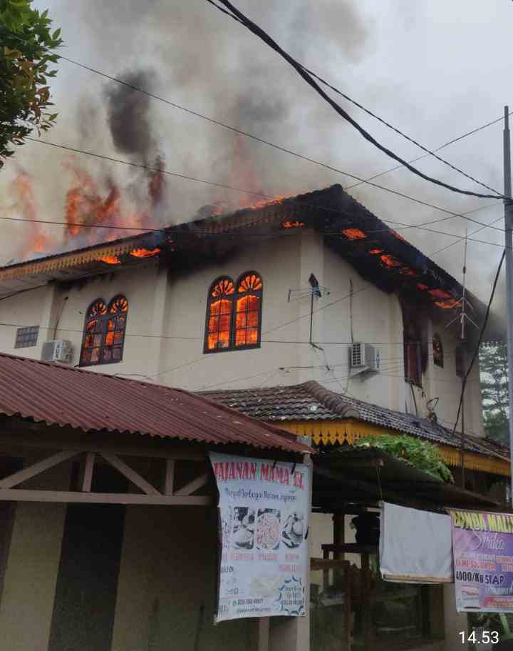 Kantor Camat Medan Area Terbakar.