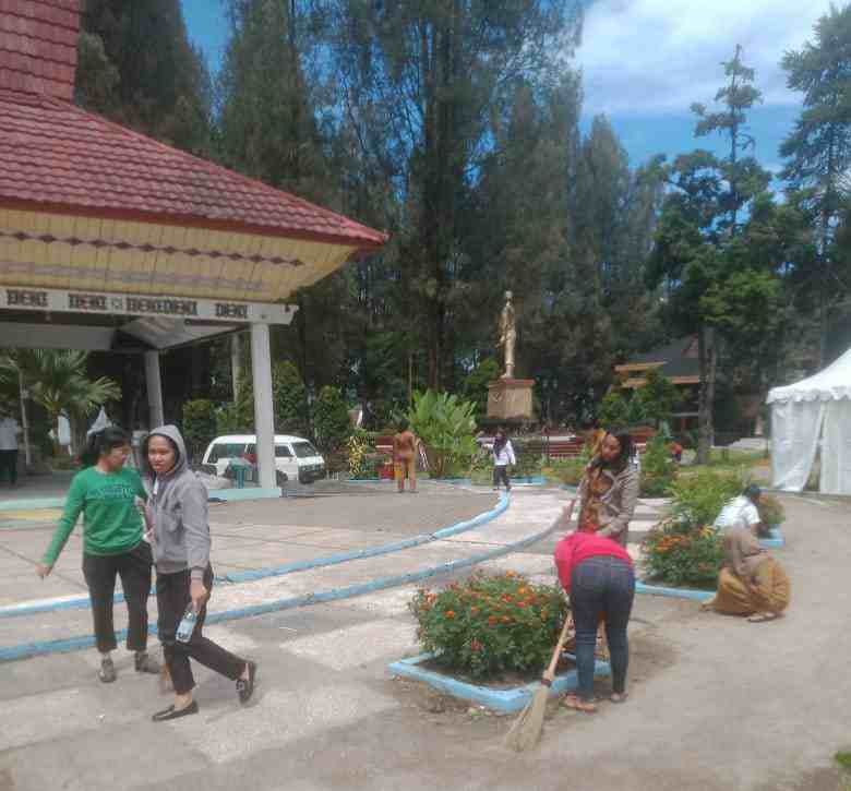 Sambut Pesta Buah dan Bunga, Pegawai Dinas Pariwisata Karo Bersih-Bersih di Lingkungan Taman Mejuah-juah