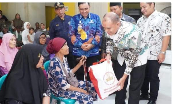 PJ Bupati Langkat Serahkan langsung 122 Paket Sembako Bantuan Presiden RI di Tiga Kecamatan