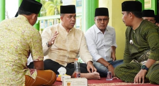 PJ Bupati Langkat Faisal Hasrimy Laksanakan Sholat Jumat bersama masyarakat dan Bagikan Sembako di Masjid Azizi