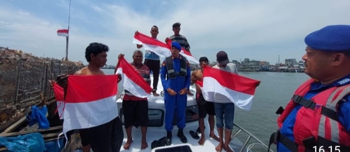 Sat Polairud Polres Langkat Sambangi Warga dan Bagikan Bendera