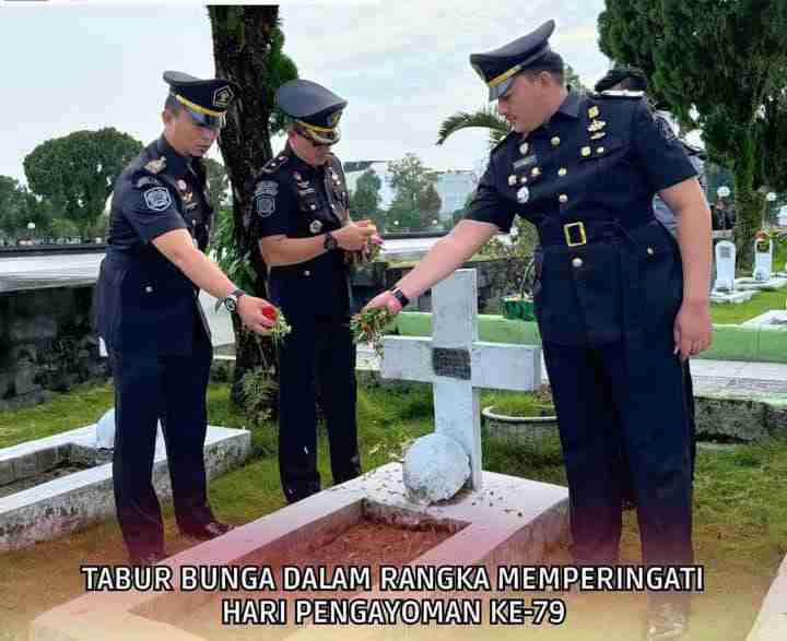 Upacara Tabur Bunga dan Ziarah di Taman Makam Pahlawan