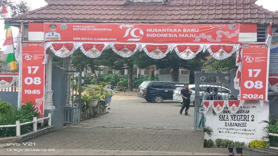 Mendekati HUT RI Ke 79 SMA Negeri 2 Hiasi Bendera Merah Putih Disepanjang Bangunan Sekolah