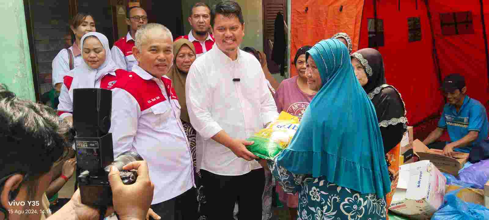 Calon Walikota Medan Prof. Ridha Bersama IMO Indonesia Sumut Salurkan Bantuan pada Korban Kebakaran di Kel. Pulo Brayan Kota