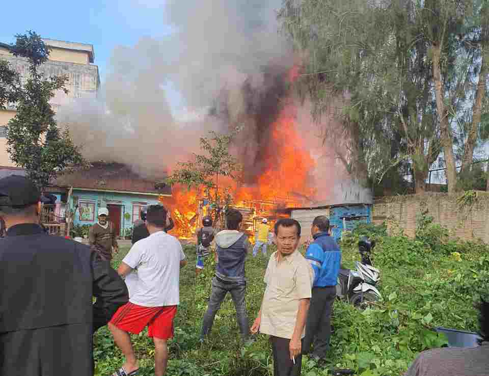 Empat Rumah Terbakar Di Gg Bukit Jalan Sudirman Kabanjahe Tanah Karo