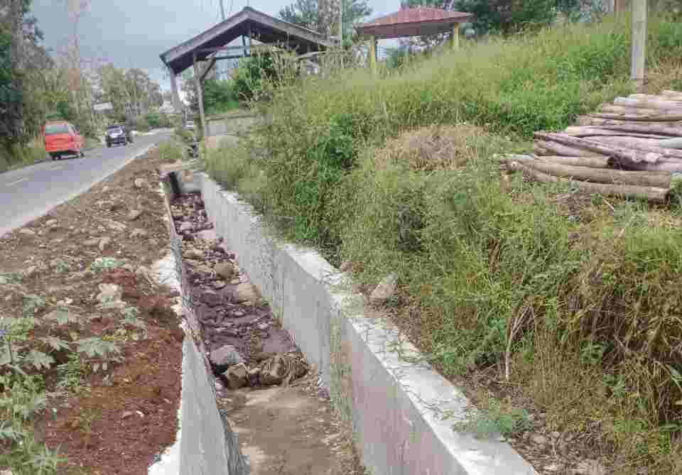 Tim Awak Media Dilokasi Pembangunan Saluran Drainase /Jalan Nasional Tigapanah Merek Tidak Menemukan Papan Informasi Proyek