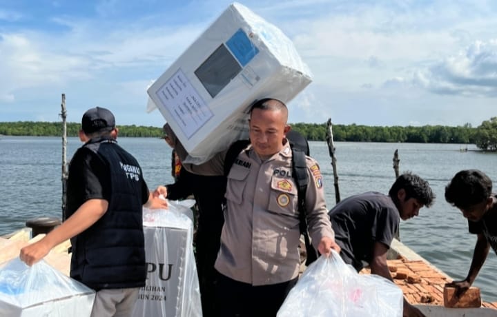 Personil Polres Langkat berikan Pengamanan dan Kawal Distribusi Logistik Pilkada 2024, ke desa Kwala Besar