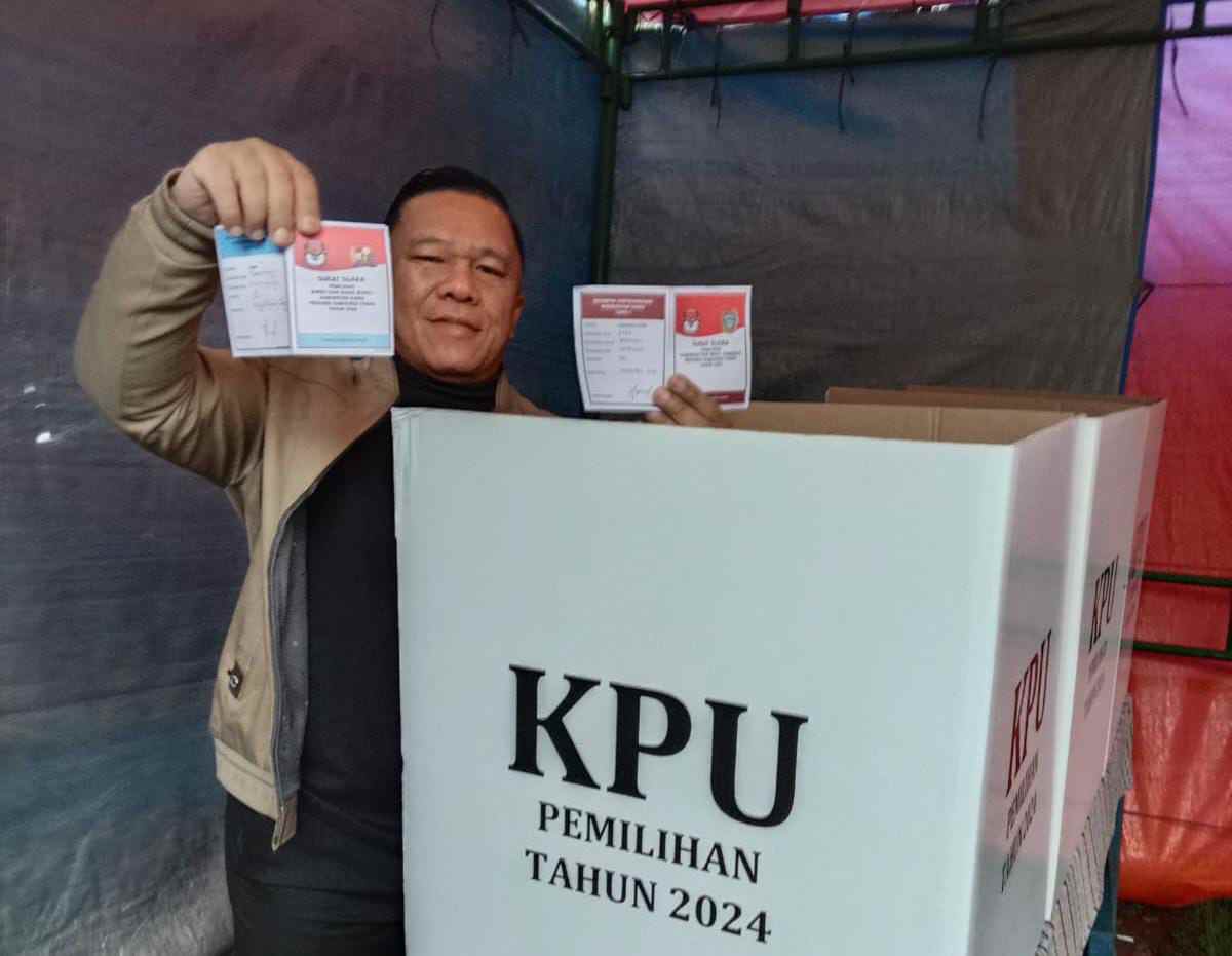 Kades Sempa Jaya Berastagi, Milala Purba Nyoblos Perdana Di TPS 09 di Pilkada Kabupaten Karo