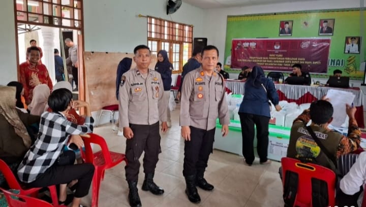 Polres Langkat dan Jajaran amankan Rapat Pleno Terbuka Rekapitulasi Penghitungan hasil Suara Tingkat PPK.